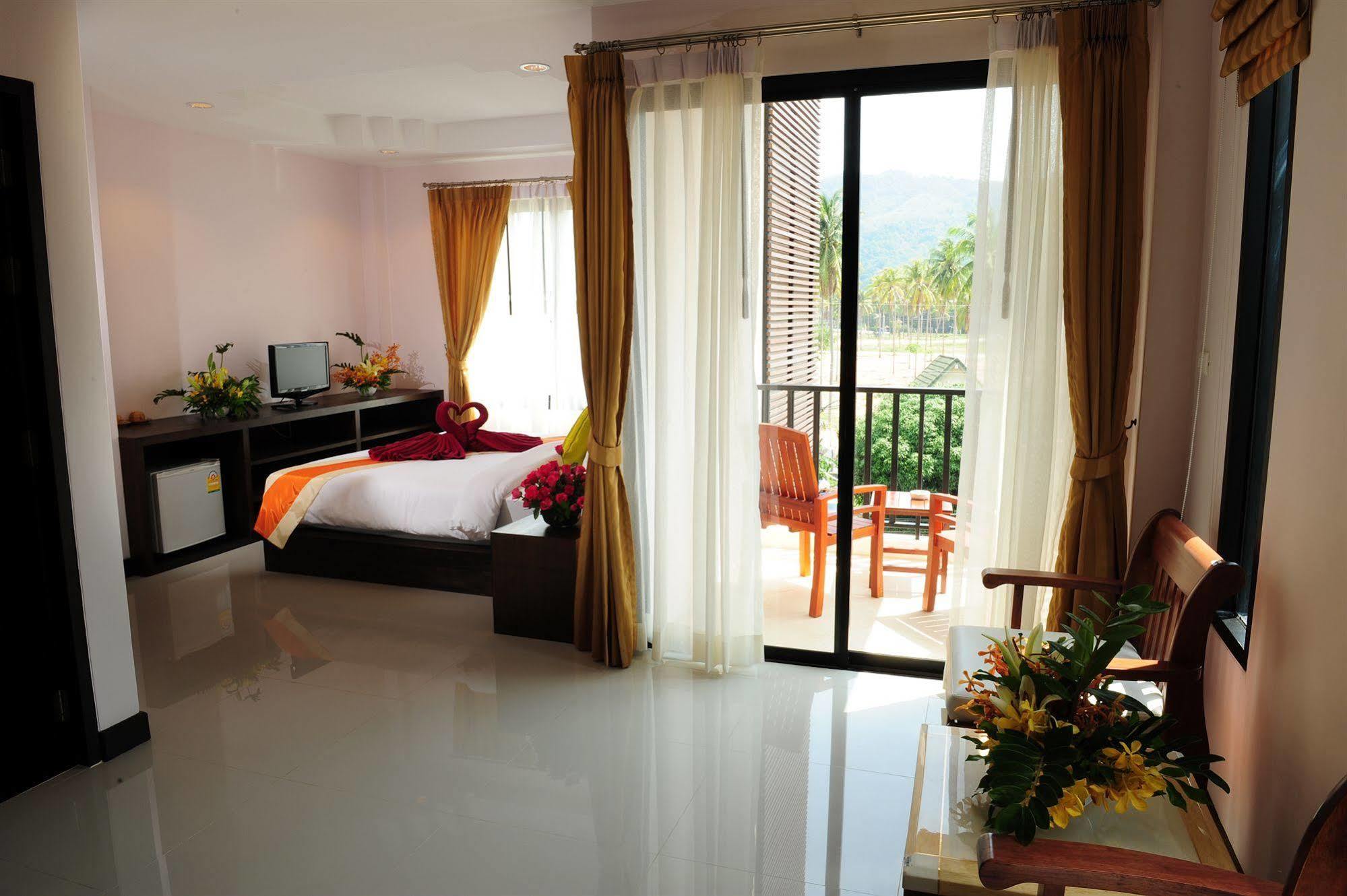Ice Kamala Beach Hotel Exterior photo